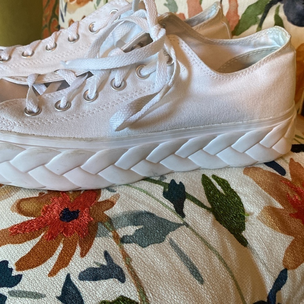 Chuck Taylor platforms sneakers women’s size 10 like new worn once - Picture 3 of 6
